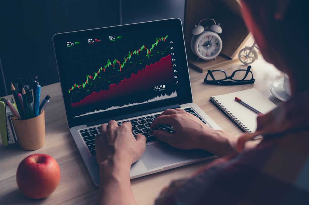 Mężczyzna przygląda się wykresom przed tradingiem