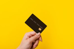 Karta ratalna a standardowa karta kredytowa